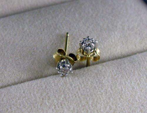 Pretty 9 ct gold Stud Earrings with Natural Diamonds. 100 % Authentic Warranty.