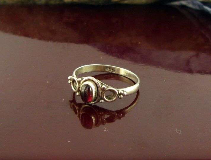 Vintage 925 silver ring with Garnet.