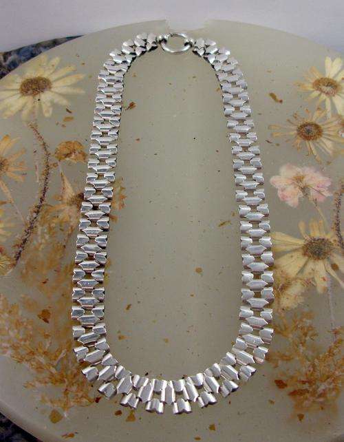 Beautiful Unusual Design Vintage Australian 925 Sterling Silver Necklace.