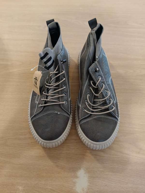 1 x pair of brown shoes new