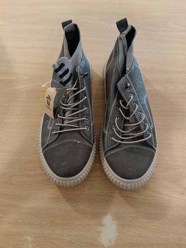 1 x pair of brown shoes new