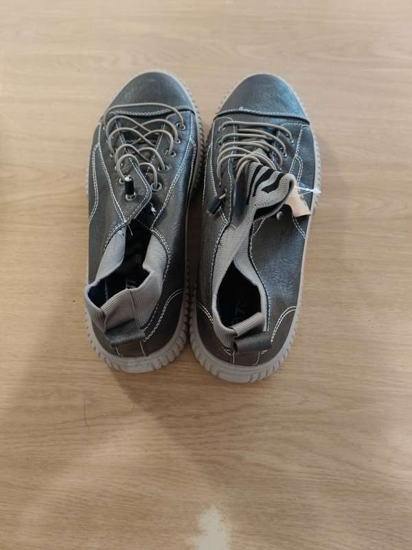 1 x pair of brown shoes new