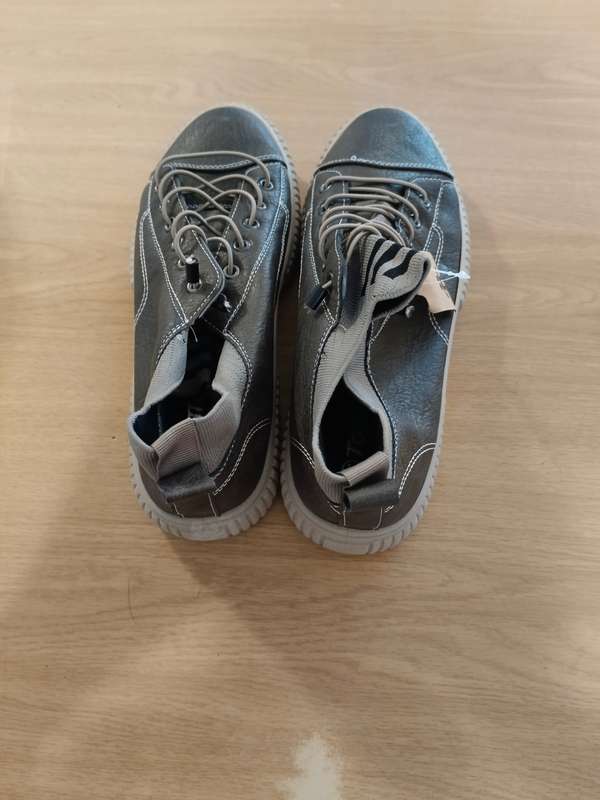 1 x pair of brown shoes new