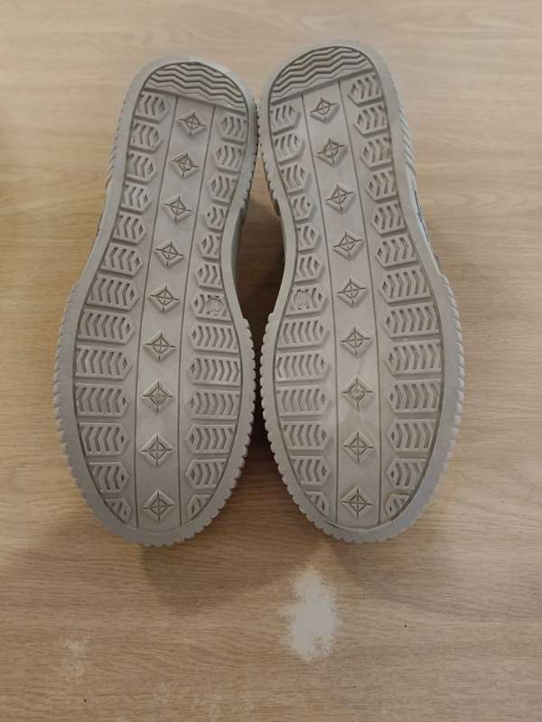 1 x pair of brown shoes new