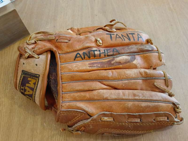 1 x leather base ball glove Mag 11