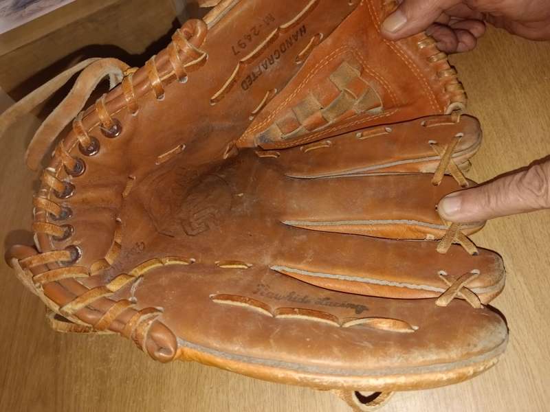 1 x leather base ball glove Mag 11