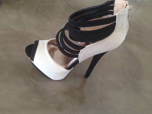 STUNNING BLACK/CREAM STRAPPY PLATFORM HEELS SIZE US 6.5