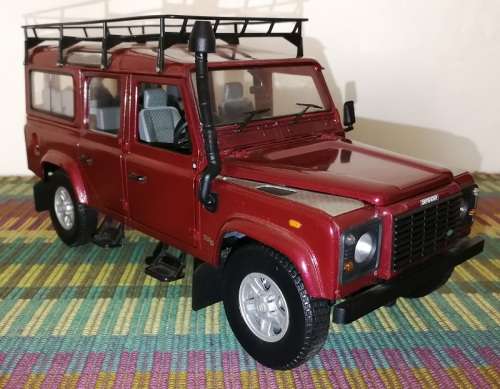 Land Rover Defender 110 Td5 1:18 Die cast model