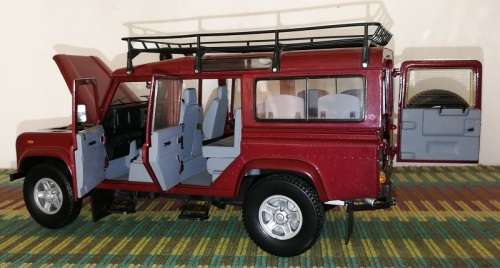 Land Rover Defender 110 Td5 1:18 Die cast model
