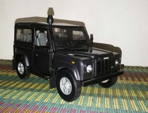Land Rover Defender 90 Td5 1:18 Die cast model