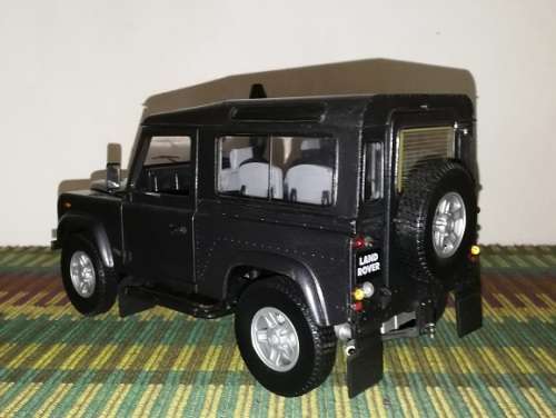 Land Rover Defender 90 Td5 1:18 Die cast model