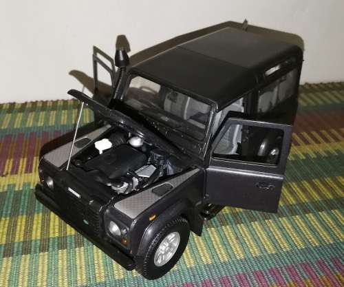 Land Rover Defender 90 Td5 1:18 Die cast model