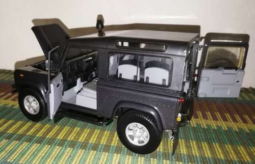 Land Rover Defender 90 Td5 1:18 Die cast model