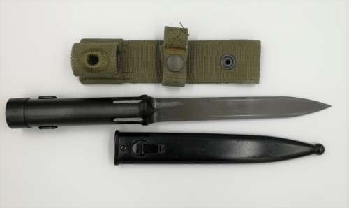 R1 bayonet with metal scabbard and webbing frog, in excellent condition