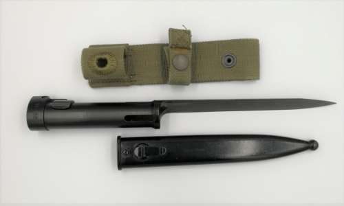 R1 bayonet with metal scabbard and webbing frog, in excellent condition
