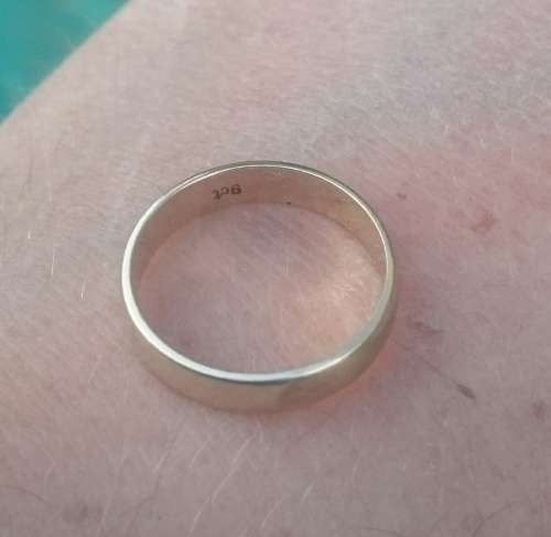 9 ct gold ring. 2.12 grams.