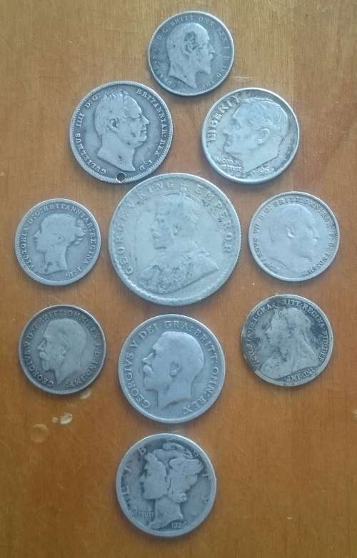 22.65 grams of silver world coins. Fine silver weight 20.61 grams.