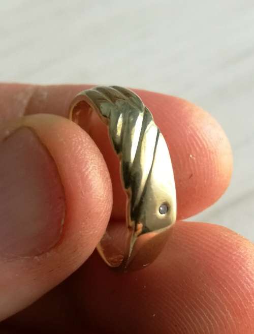 9 ct gold ring. 2.72 grams MENS RING.