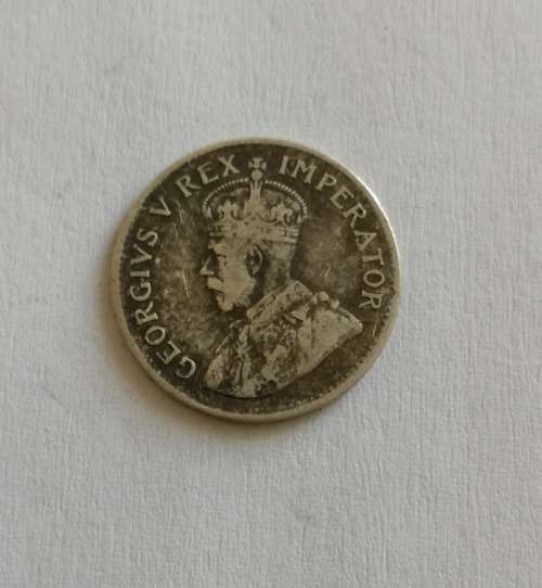 1935 SOUTH AFRICA SILVER THREE PENCE.  GOOD CONDITION.