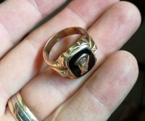10Ct Gold men's ring. 5.88 Grams.