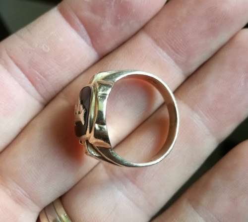 10Ct Gold men's ring. 5.88 Grams.