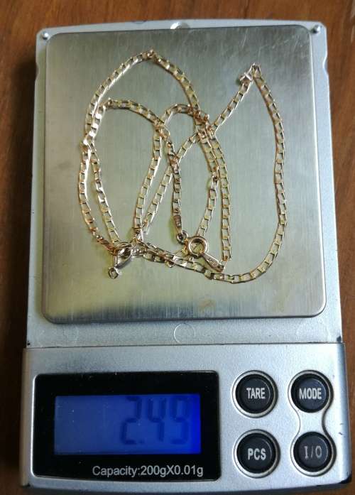 9 Ct Gold necklace. 2.49 grams.