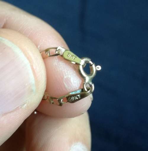 9 Ct Gold necklace. 2.49 grams.