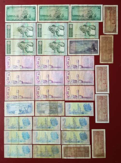 Collection of 35 old South African bank notes.