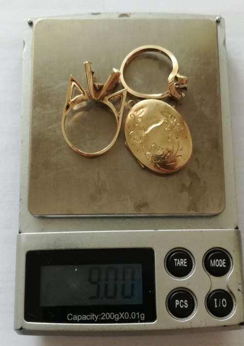 9 Ct Gold scrap. 9.00 gram.