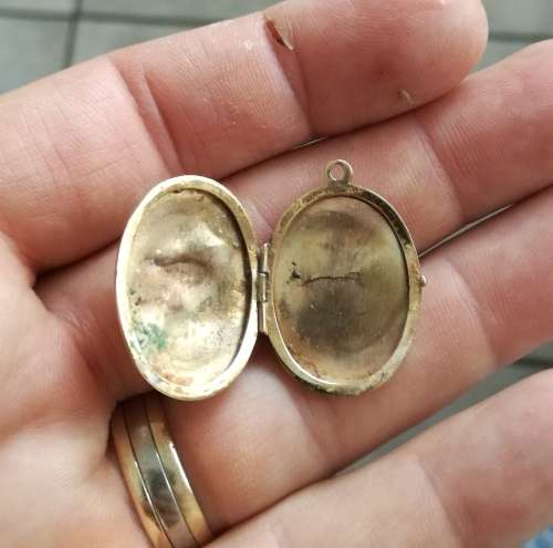 9 Ct Gold scrap. 9.00 gram.