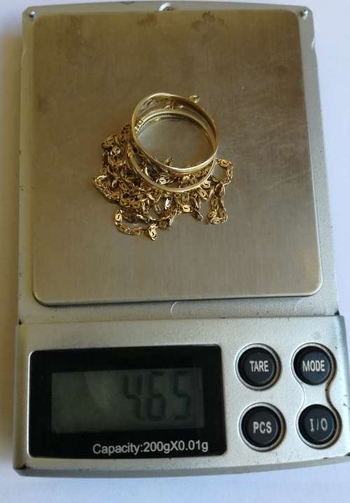 9CT COLD RINGS WITH 9CT GOLD BROKEN NECKLACE. 4.65 GRAMS.