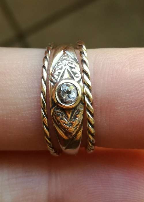 9CT GOLD LADIES RING WITH BANDS. 2.37 GRAMS.