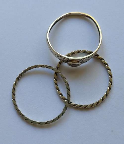9CT GOLD LADIES RING WITH BANDS. 2.37 GRAMS.