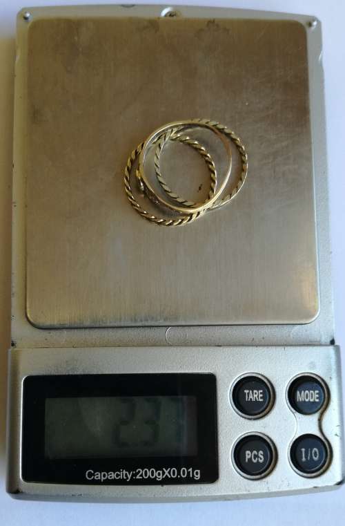 9CT GOLD LADIES RING WITH BANDS. 2.37 GRAMS.