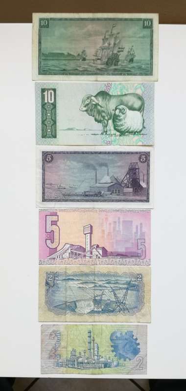 South Africa collection of different R10,5 and R2 bank notes.