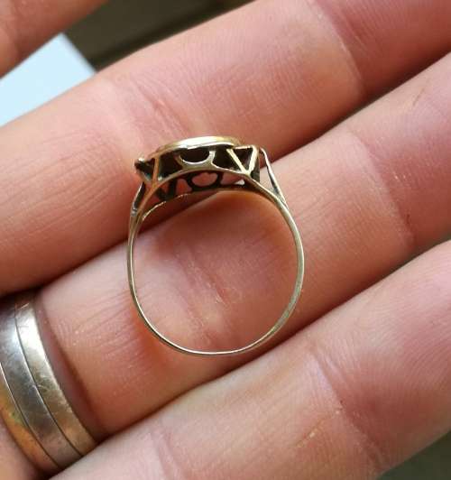 9 ct gold ladies ring. 1.67 grams.