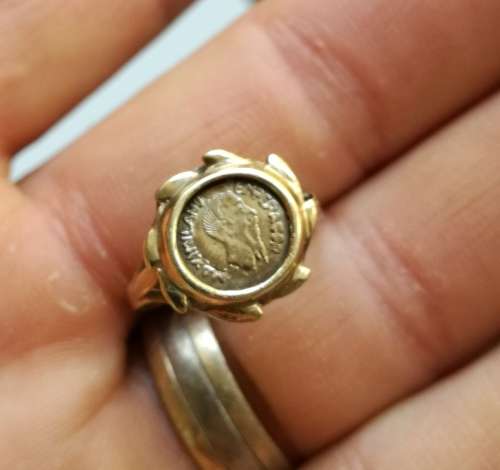 9 ct gold ladies ring. 1.67 grams.