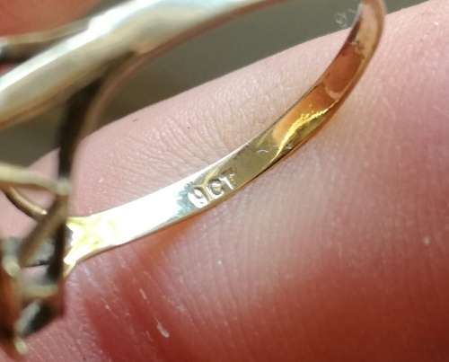 9 ct gold ladies ring. 1.67 grams.
