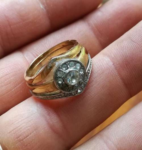 9 CT gold ladies ring. 5.83 Grams.