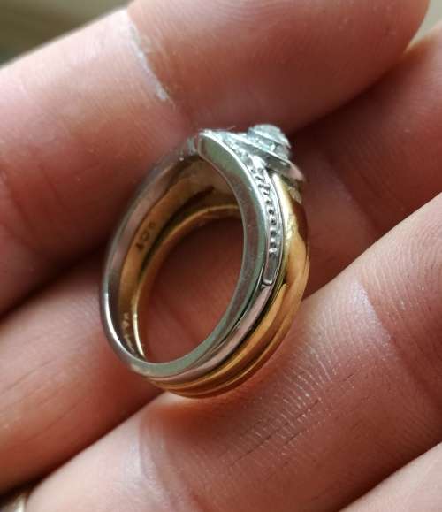 9 CT gold ladies ring. 5.83 Grams.