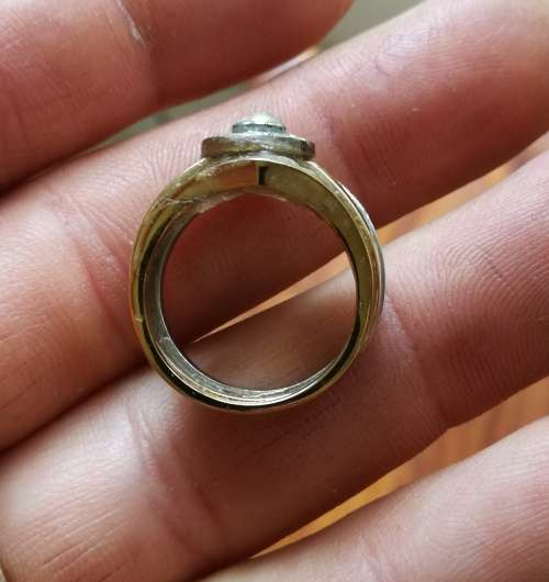 9 CT gold ladies ring. 5.83 Grams.