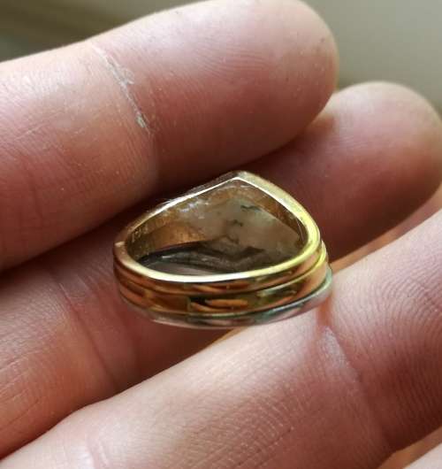 9 CT gold ladies ring. 5.83 Grams.