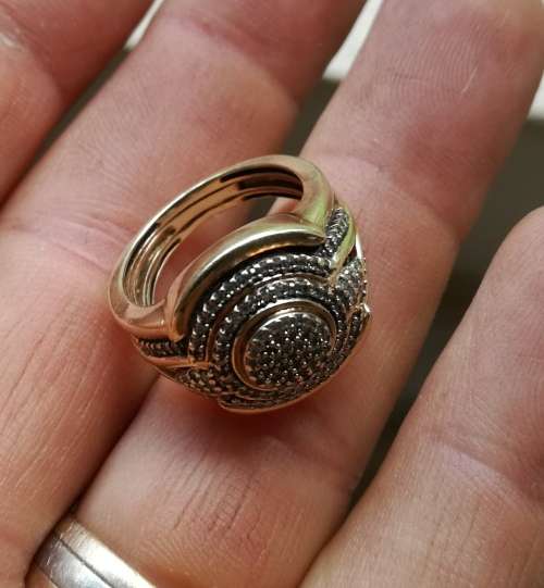 9 CT gold ladies ring. 7.11 Grams. Including valuation certificate.