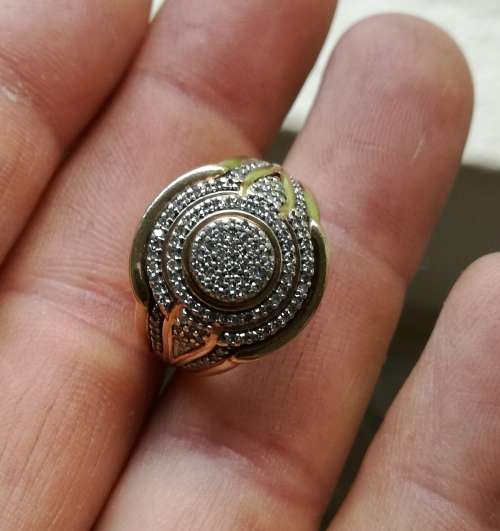 9 CT gold ladies ring. 7.11 Grams. Including valuation certificate.