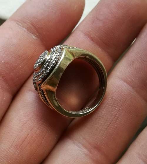 9 CT gold ladies ring. 7.11 Grams. Including valuation certificate.