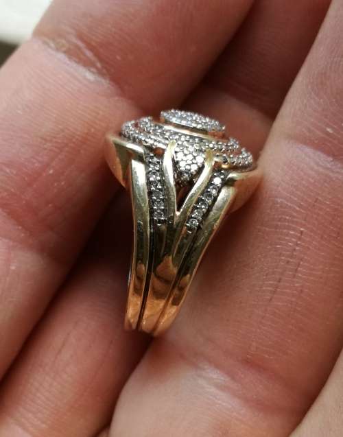 9 CT gold ladies ring. 7.11 Grams. Including valuation certificate.