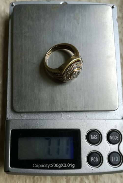 9 CT gold ladies ring. 7.11 Grams. Including valuation certificate.