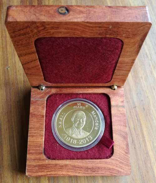 South Africa Nelson R. Mandela 1918-2013 coin medal in wooden presentation box.