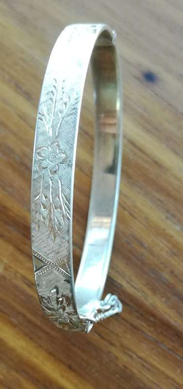 Vintage silver engraved arm band. 20.13 grams.
