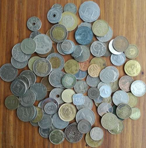 Large collection of 100 coins from around the world. Some good.
